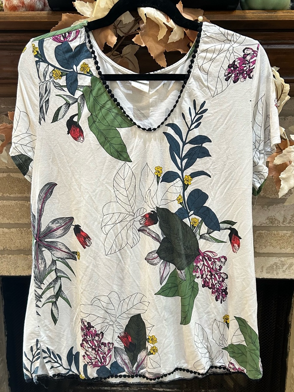 Soma White Short Sleeve V-Neck Top with Green, Navy & Pink Floral Print EUC